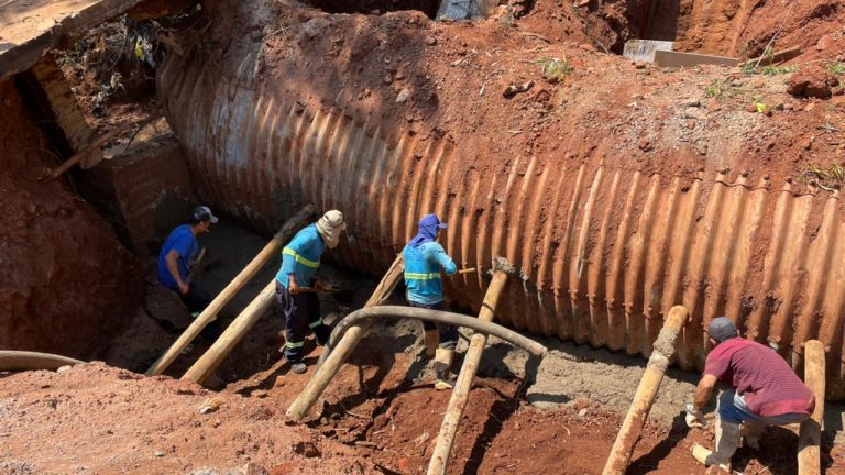 Prefeitura recupera travessia no Córrego Segredo e planeja liberar tráfego em 15 dias