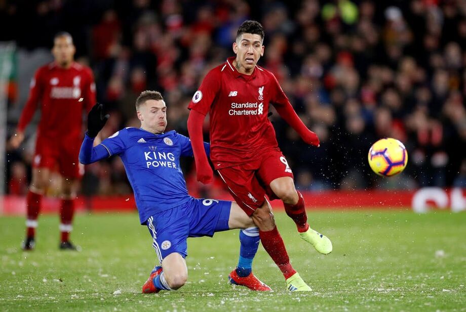 Firmino (direita) disputa a bola com Vardy durante Liverpool x Leicester