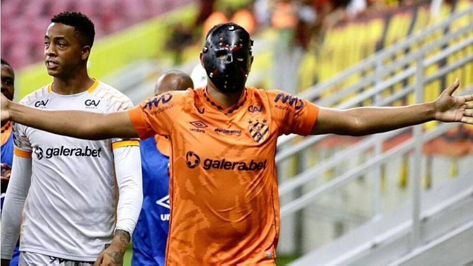 Mikael coloca máscara em comemoração, recebe cartão amarelo e está fora do próximo jogo