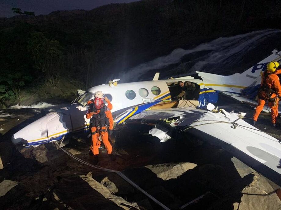 Aeronave caiu na tarde desta sexta-feira no interior de Minas e o trabalho dos bombeiros seguiu pela noite