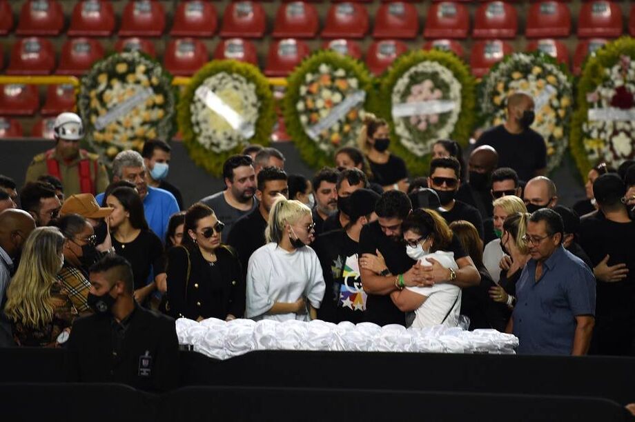 Amigos e familiares lamentam morte de Marília Mendonça