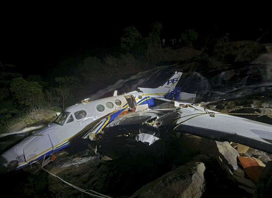 Bimotor foi retirado da cachoeira na noite de sábado, 6