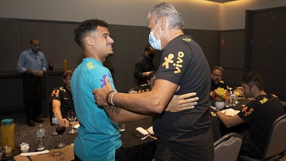 Coutinho e Tite se cumprimentam na concentração da seleção brasileira