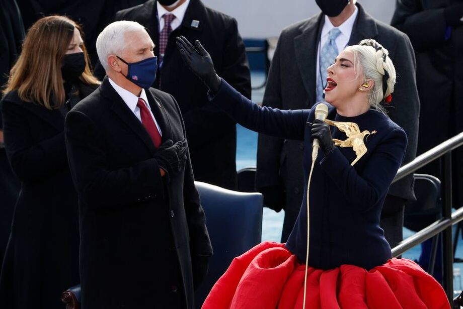 Lady Gaga canta o hino nacional americano durante a posse de Joe Biden, em 20 de janeiro; cantora revelou que vestido usado na cerimônia era à prova de balas