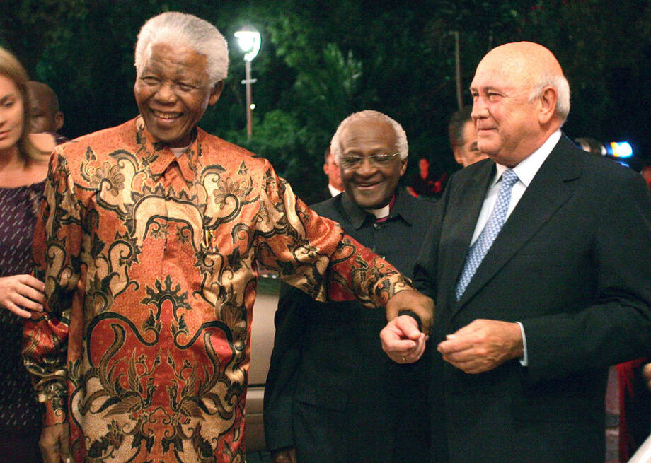 Nelson Mandela (E) e FW de Klerk, com Desmond Tutu (centro) em 2006