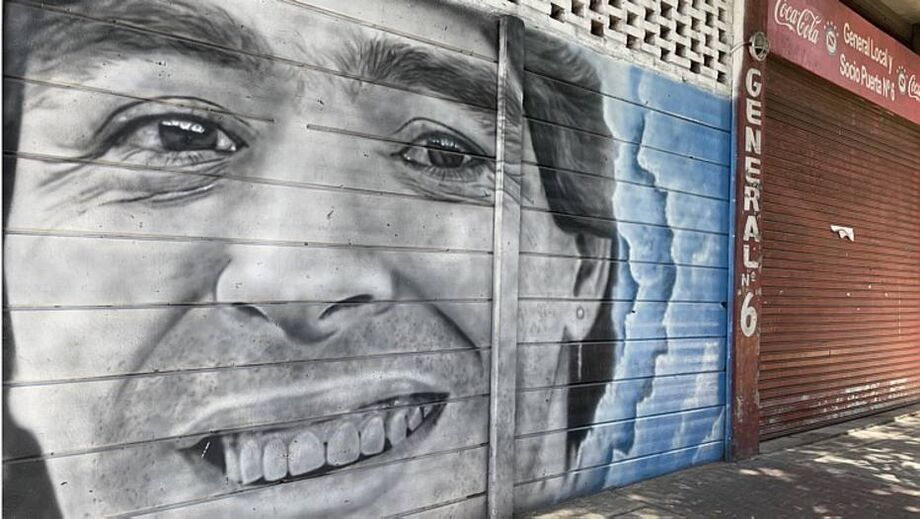 A imagem da partida do ídolo; Maradona encontra o céu