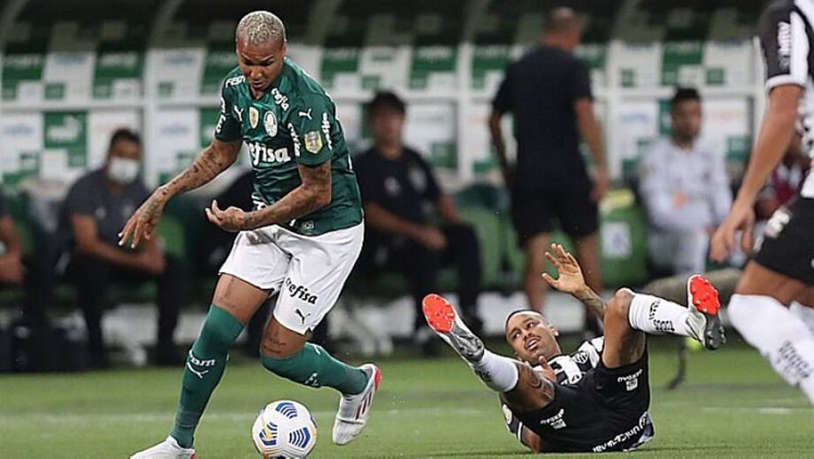Deyverson, do Palmeiras, em disputa de bola com o atleticano Jair
