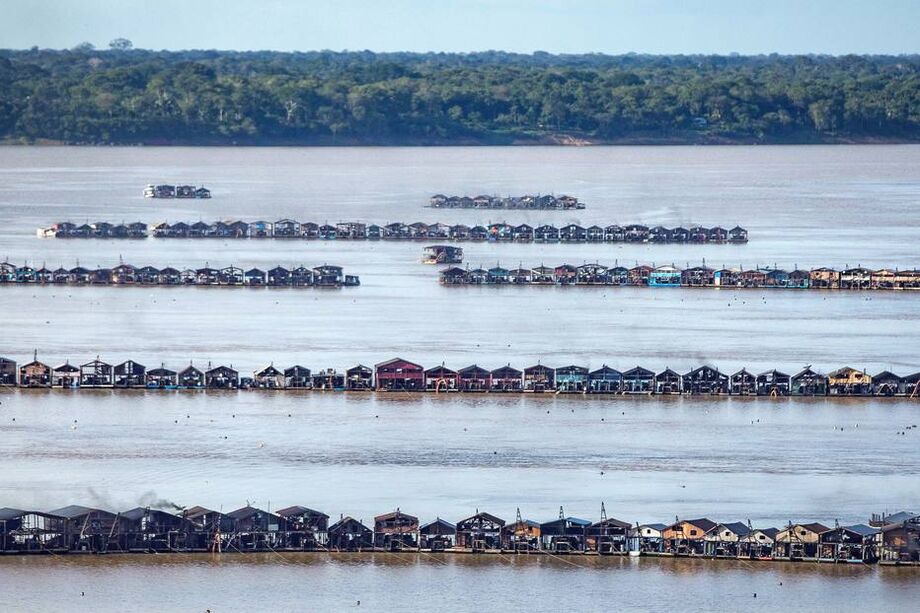 Vista aérea mostra centenas de jangadas operadas por mineiros no Rio Madeira, afluente do Amazonas; Mourão diz que ação de garimpeiros ilegais pode incluir apoio do narcotráfico