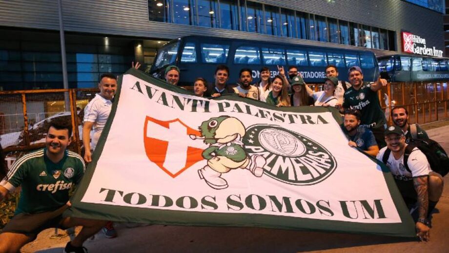 Torcedores do Palmeiras chegam a Montevidéu para acompanhar a decisão da Libertadores com o Flamengo