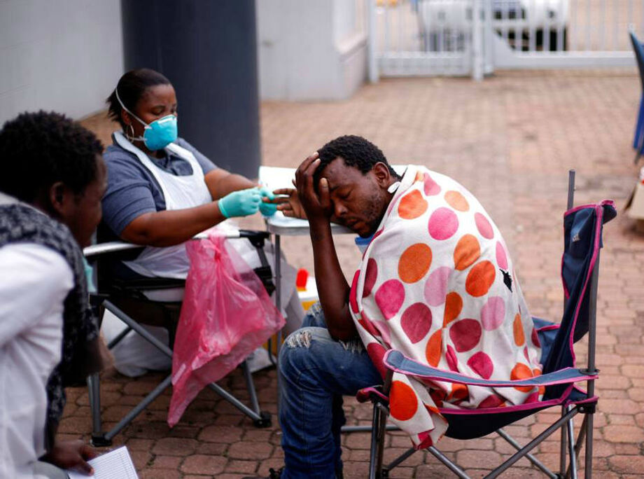 Moradores de rua passam por exames antes de serem enviados para abrigos durante confinamento na África do Sul em 2020