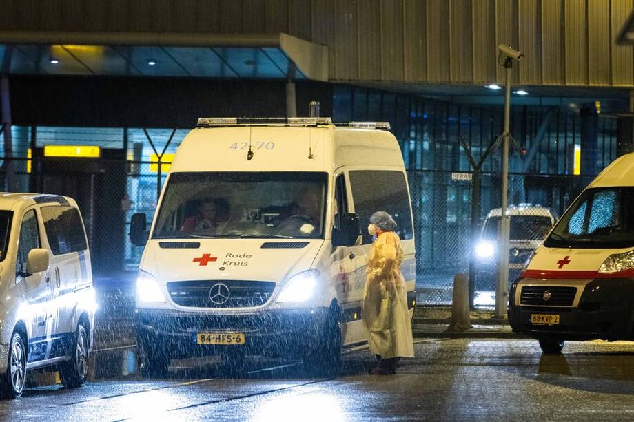Cruz Vermelha transporta passageiros da África do Sul infectados com coronavírus para uma quarentena em um hotel, em Schiphol, na Holanda