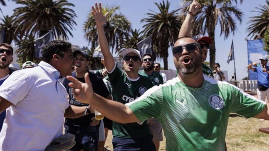 Torcedores de Palmeiras e Flamengo conseguem driblar os preços caros para assistir à final em Motevidéu.