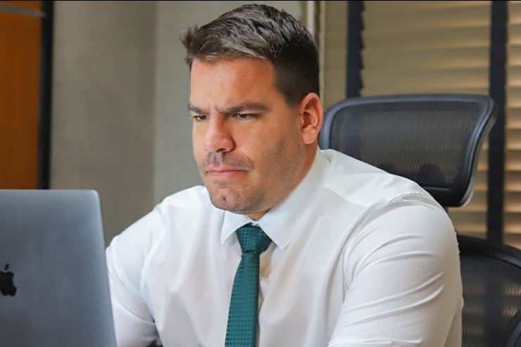 Capitão Contar apresenta projeto