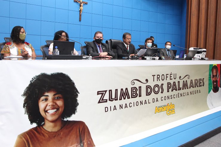 Cerca de 30 pessoas receberam o Troféu Zumbi dos Palmares em sessão solene na Casa de Leis