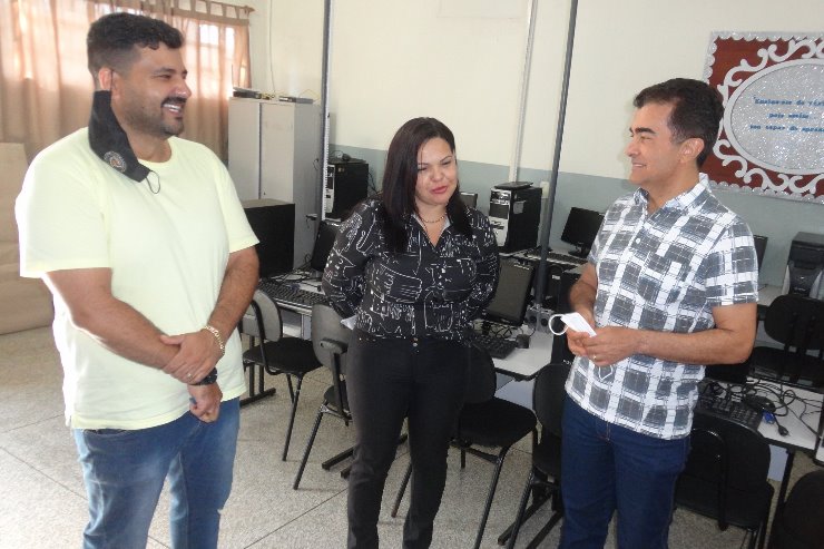 Marçal Filho com o diretor Diogo e a diretora adjunta Sandra, da escola Loide