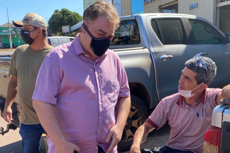 Deputado Neno Razuk (PTB), conversando com moradores locais