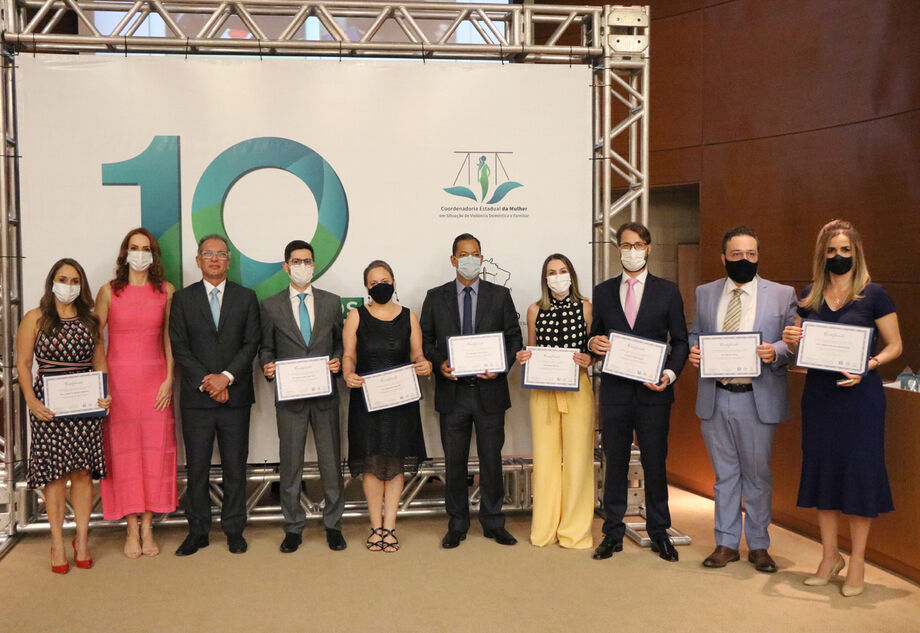 Com a entrega de homenagens a vários dos incontáveis parceiros feitos com o passar dos anos de trabalho.