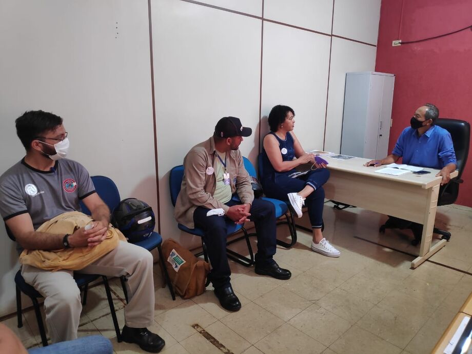 Elias Ishy, em diálogo com agentes de saúde na manhã da última sexta-feira, 26 de novembro