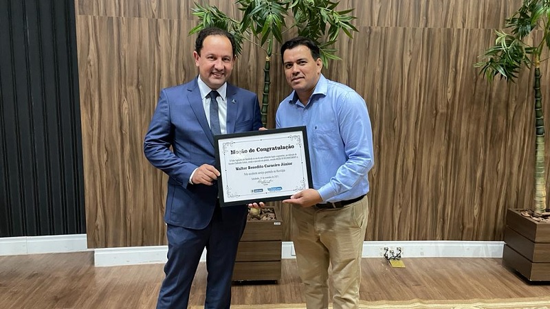 Walter Carneiro Jr recebeu a honraria das mãos do vereador Cledinaldo Cotócio.