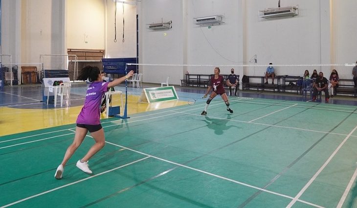 O curso presencial teórico-prático de badminton