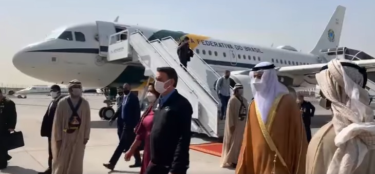 O presidente Jair Bolsonaro chegou aos Emirados Árabes Unidos por volta das cinco horas da manhã deste sábado (13)