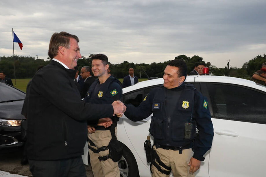 O presidente Jair Bolsonaro cumprimenta agentes da Polícia Rodoviária Federal