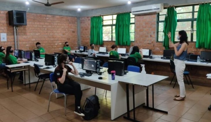 A oficina tem como objetivo promover a reflexão dos estudantes sobre a percepção da imagem corporal ao usar mídias sociais