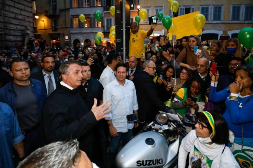 Presidente Jair Bolsonaro cumprimenta apoiadores em frente à embaixada do Brasil em Roma