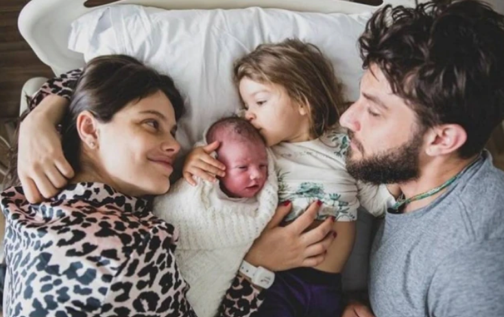 Laura Neiva e Chay Suede com filhos José e Maria