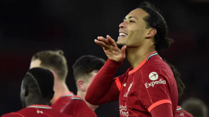 Vin Dijk foi autor de um dos quatro gols da goleada do Liverpool de 4 a 0 sobre o Southampton