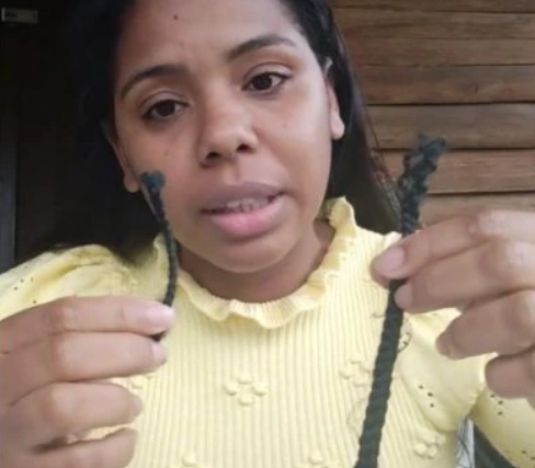 Mãe mostra tranças que teriam sido cortadas do cabelo de sua filha na escola