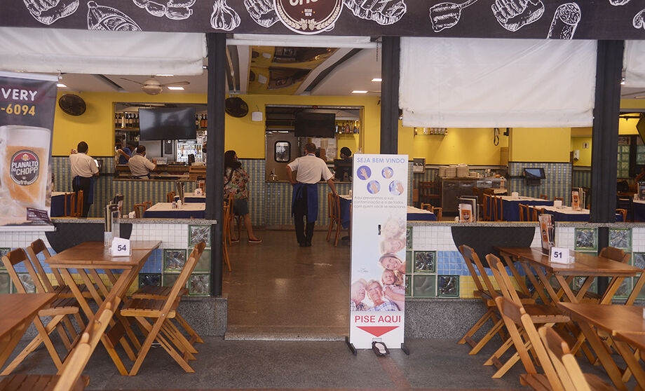 Funcionários em bar aguardando clientela