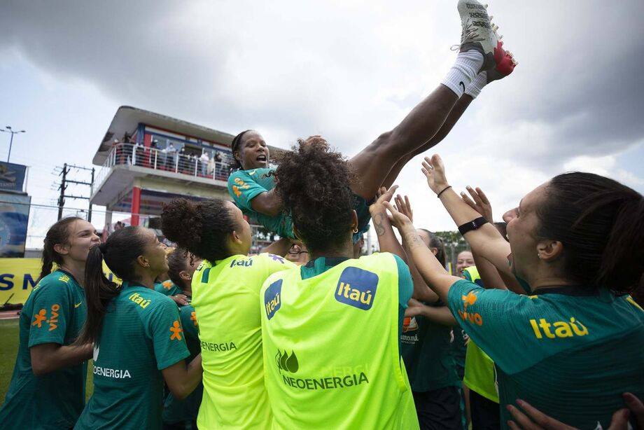 Pelé, Marta, Neymar e outras estrelas do futebol prestam homenagens a Formiga