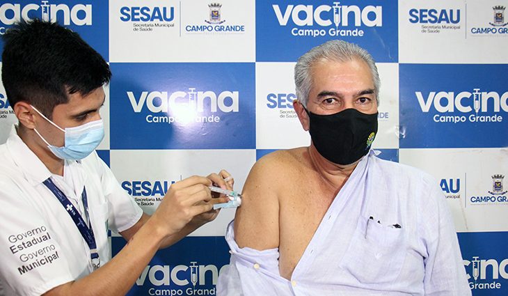 Governador Reinaldo Azambuja se vacinando