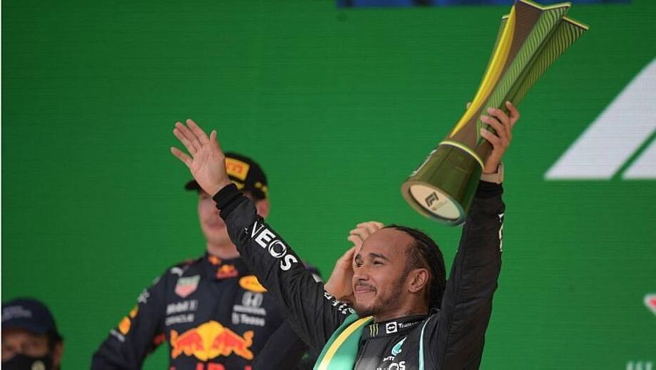 Hamilton comemora vitória no GP de São Paulo de Fórmula 1