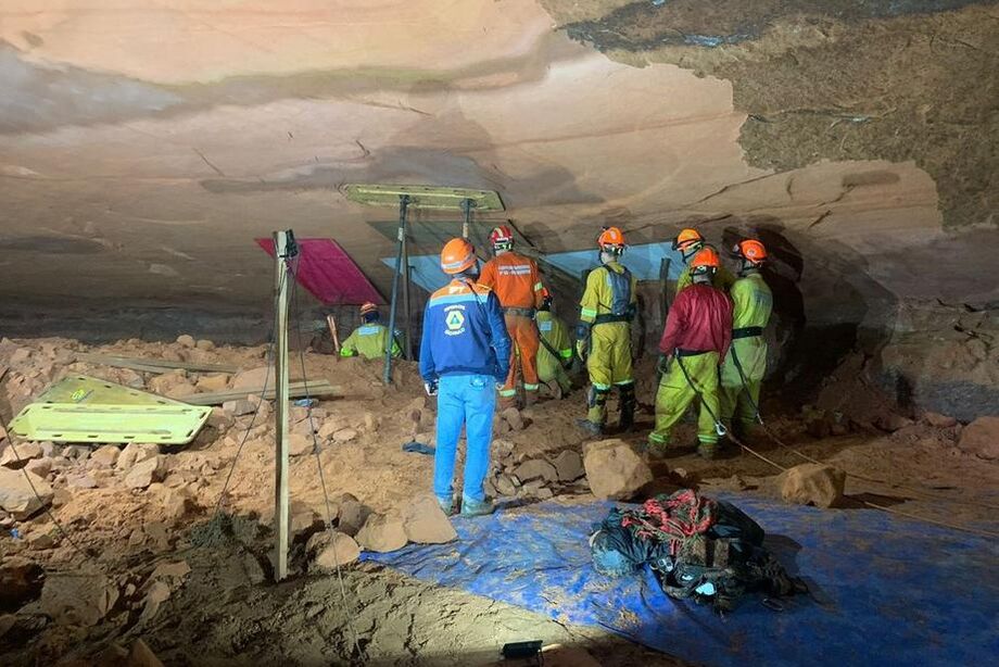 Bombeiros durante buscas na Gruta Duas Bocas