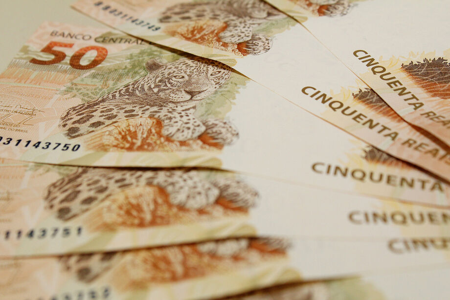 No balanço do mês, não houve mudança relevante nos níveis de inclinação em geral, porque tanto taxas curtas quanto longas subiram por volta de 50 pontos-base em relação ao fim de maioDinheiro