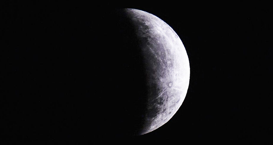 Já quem mora nas cidades da faixa litorânea do país, dificilmente observará o obscurecimento lunar