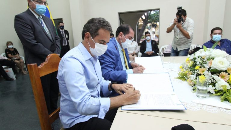 O prefeito assinou o documento hoje