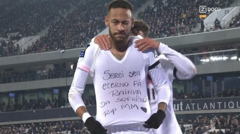 O camisa 10 do time parisiense fez os dois primeiros gols da partida e comemorou mostrando uma camisa com frase em homenagem à cantora sertaneja