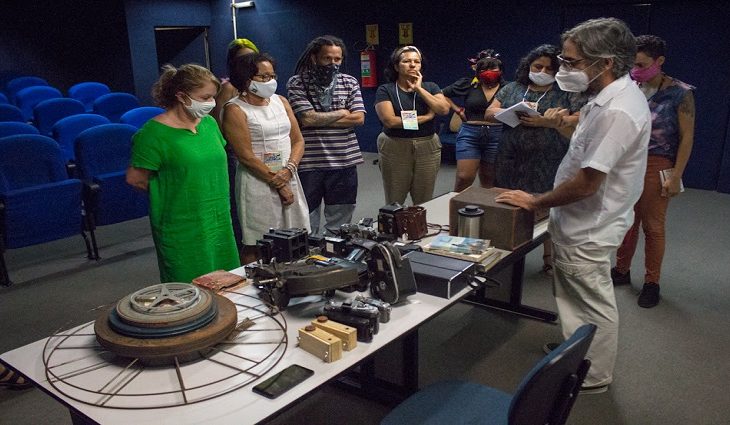Cineasta Tiago Pedro ensina processos criativos da fotografia analógica no Campão Cultural