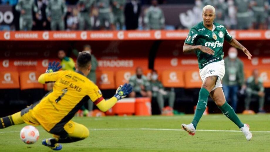 Após falha de Andreas Pereira, Deyverson sai na cara de Diego Alves e marca na saída do goleiro. Gol deu o título da Libertadores ao Palmeiras sobre o Flamengo