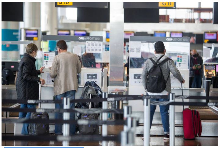 O casal desembarcou em Guarulhos no dia 23 de novembro e procuraram laboratório localizado no aeroporto no dia 25 de novembro. Foi quando ambos testaram positivo para a covid-19.