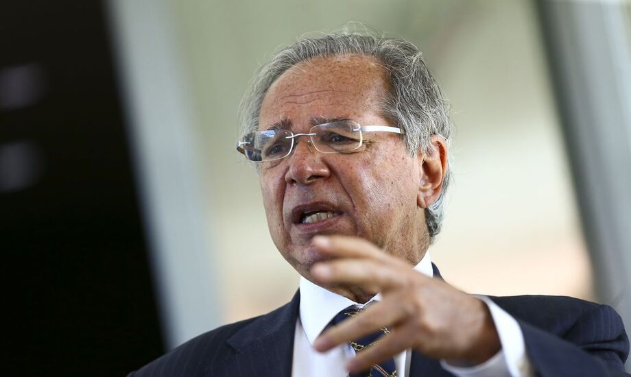 O ministro afirmou que a revista deveria olhar para o próprio umbigo, para os problemas internos da Inglaterra, como desabastecimento de carne e filas em postos de combustíveis