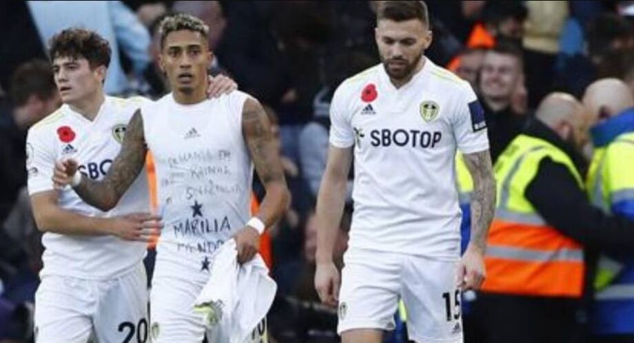 A exemplo de Neymar, o atacante Raphinha presta homenagem à cantora Marília Mendonça na comemoração de seu gol pelo Leeds no Campeonato Inglês