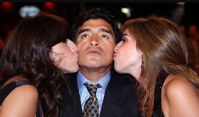 Maradona com suas filhas Giannina (esq.) e Dalma, que estão na partilha da herança