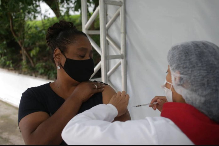Filomena Benedito recebe a vacina contra a covid-19 na UBS Butantã