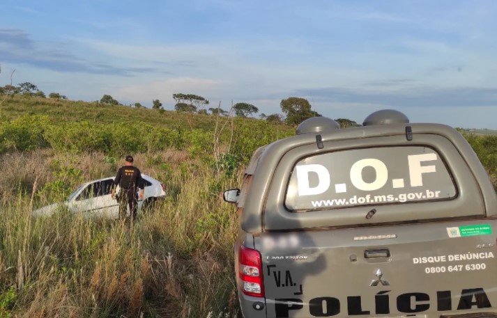 Os militares visualizaram o momento em que o condutor do veículo realizou uma manobra de retorno. Logo em seguida o veículo foi localizado, abandonado, fora da estrada, alguns quilômetros à frente