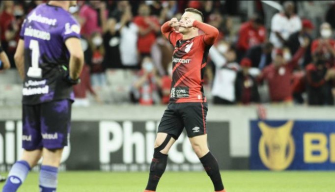 Renato Kayser comemora gol na vitória do Athletico sobre o Ceará por 2 a 1