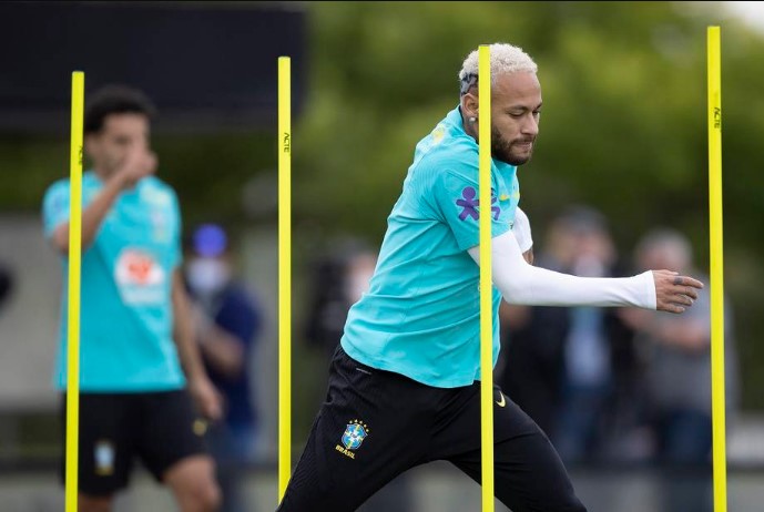 Neymar reclamou de dores na coxa e está fora do clássico entre Brasil e Argentina